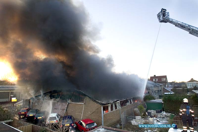 09010605.jpg - FOTOOPDRACHT:Alblasserdam:06-01-2009:Grote uitslaande brand bij een Garage bedrijf aan de Corn. Smitstraat 28 te ALblasserdam. Het bedrijf ging geheel verloren door de brand. er werdt grip 2 afgeven door de brandweer. De brandweer had uren nodig om de brand te blussen mede door de extremekou.Deze digitale foto blijft eigendom van FOTOPERSBURO BUSINK. Wij hanteren de voorwaarden van het N.V.F. en N.V.J. Gebruik van deze foto impliceert dat u bekend bent  en akkoord gaat met deze voorwaarden bij publicatie.EB/ETIENNE BUSINK