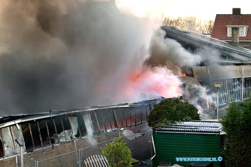 09010608.jpg - FOTOOPDRACHT:Alblasserdam:06-01-2009:Grote uitslaande brand bij een Garage bedrijf aan de Corn. Smitstraat 28 te ALblasserdam. Het bedrijf ging geheel verloren door de brand. er werdt grip 2 afgeven door de brandweer. De brandweer had uren nodig om de brand te blussen mede door de extremekou.Deze digitale foto blijft eigendom van FOTOPERSBURO BUSINK. Wij hanteren de voorwaarden van het N.V.F. en N.V.J. Gebruik van deze foto impliceert dat u bekend bent  en akkoord gaat met deze voorwaarden bij publicatie.EB/ETIENNE BUSINK