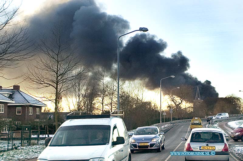 09010609.jpg - FOTOOPDRACHT:Alblasserdam:06-01-2009:Grote uitslaande brand bij een Garage bedrijf aan de Corn. Smitstraat 28 te ALblasserdam. Het bedrijf ging geheel verloren door de brand. er werdt grip 2 afgeven door de brandweer. De brandweer had uren nodig om de brand te blussen mede door de extremekou.Deze digitale foto blijft eigendom van FOTOPERSBURO BUSINK. Wij hanteren de voorwaarden van het N.V.F. en N.V.J. Gebruik van deze foto impliceert dat u bekend bent  en akkoord gaat met deze voorwaarden bij publicatie.EB/ETIENNE BUSINK