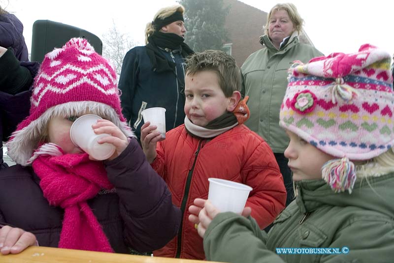 09010801.jpg - FOTOOPDRACHT:Dordrecht:08-01-2009:veel scholen geven geen ijsvrij maar gaan wel massaal schaatsen zo ook de julianaschool die met hun school de nassau vijver voor hun school benuten met een lekkere kop warme chocomel na afloop om weer warm te wordenDeze digitale foto blijft eigendom van FOTOPERSBURO BUSINK. Wij hanteren de voorwaarden van het N.V.F. en N.V.J. Gebruik van deze foto impliceert dat u bekend bent  en akkoord gaat met deze voorwaarden bij publicatie.EB/ETIENNE BUSINK