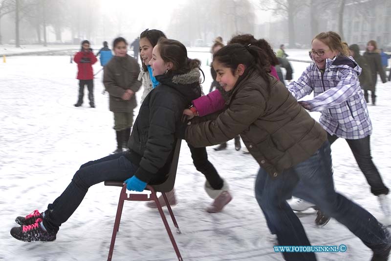 09010803.jpg - FOTOOPDRACHT:Dordrecht:08-01-2009:veel scholen geven geen ijsvrij maar gaan wel massaal schaatsen zo ook de julianaschool die met hun school de nassau vijver voor hun school benuten met een lekkere kop warme chocomel na afloop om weer warm te wordenDeze digitale foto blijft eigendom van FOTOPERSBURO BUSINK. Wij hanteren de voorwaarden van het N.V.F. en N.V.J. Gebruik van deze foto impliceert dat u bekend bent  en akkoord gaat met deze voorwaarden bij publicatie.EB/ETIENNE BUSINK