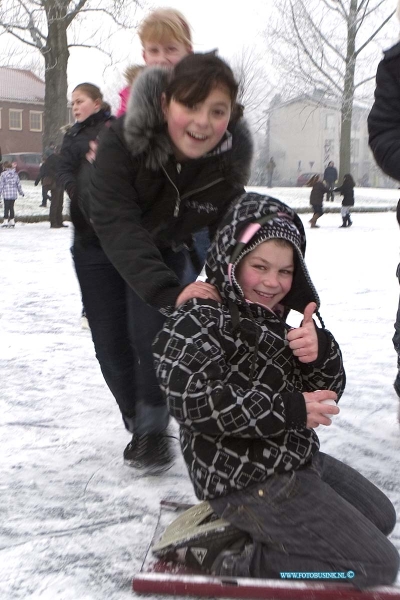 09010804.jpg - FOTOOPDRACHT:Dordrecht:08-01-2009:veel scholen geven geen ijsvrij maar gaan wel massaal schaatsen zo ook de julianaschool die met hun school de nassau vijver voor hun school benuten met een lekkere kop warme chocomel na afloop om weer warm te wordenDeze digitale foto blijft eigendom van FOTOPERSBURO BUSINK. Wij hanteren de voorwaarden van het N.V.F. en N.V.J. Gebruik van deze foto impliceert dat u bekend bent  en akkoord gaat met deze voorwaarden bij publicatie.EB/ETIENNE BUSINK