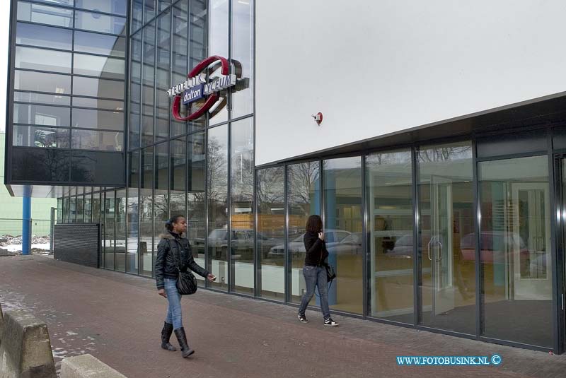 09011203.jpg - FOTOOPDRACHT:Dordrecht:12-01-2009:Stedelijk Dalton Lyceum scholenparkDeze digitale foto blijft eigendom van FOTOPERSBURO BUSINK. Wij hanteren de voorwaarden van het N.V.F. en N.V.J. Gebruik van deze foto impliceert dat u bekend bent  en akkoord gaat met deze voorwaarden bij publicatie.EB/ETIENNE BUSINK