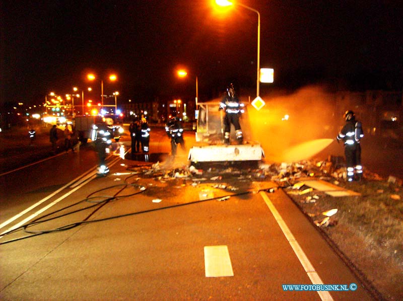 09011204.jpg - FOTOOPDRACHT:Papendrecht:12-01-2009:Auto brand op de burgermeester keizerwegDeze digitale foto blijft eigendom van FOTOPERSBURO BUSINK. Wij hanteren de voorwaarden van het N.V.F. en N.V.J. Gebruik van deze foto impliceert dat u bekend bent  en akkoord gaat met deze voorwaarden bij publicatie.EB/ETIENNE BUSINK