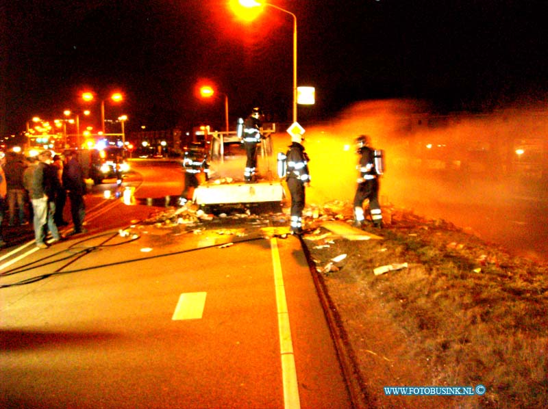 09011205.jpg - FOTOOPDRACHT:Papendrecht:12-01-2009:Auto brand op de burgermeester keizerwegDeze digitale foto blijft eigendom van FOTOPERSBURO BUSINK. Wij hanteren de voorwaarden van het N.V.F. en N.V.J. Gebruik van deze foto impliceert dat u bekend bent  en akkoord gaat met deze voorwaarden bij publicatie.EB/ETIENNE BUSINK