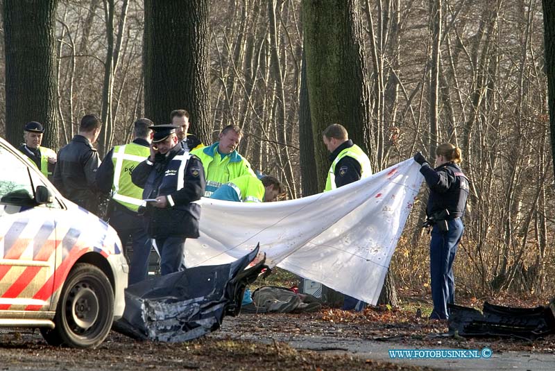 09011402.jpg - FOTOOPDRACHT:Dordrecht:14-01-2009:Bij een eenzijdige aanrijding op de provinialeweg raakte 1 persoon dodelijk gewond. over toedracht van het ongeval is nog niets bekend. de politie gaat een uit gebreid sporen onderzoek om de toedracht te achter halen.Deze digitale foto blijft eigendom van FOTOPERSBURO BUSINK. Wij hanteren de voorwaarden van het N.V.F. en N.V.J. Gebruik van deze foto impliceert dat u bekend bent  en akkoord gaat met deze voorwaarden bij publicatie.EB/ETIENNE BUSINK