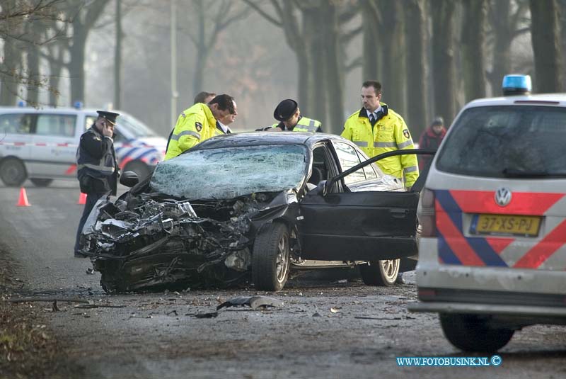 09011403.jpg - FOTOOPDRACHT:Dordrecht:14-01-2009:Bij een eenzijdige aanrijding op de provinialeweg raakte 1 persoon dodelijk gewond. over toedracht van het ongeval is nog niets bekend. de politie gaat een uit gebreid sporen onderzoek om de toedracht te achter halen.Deze digitale foto blijft eigendom van FOTOPERSBURO BUSINK. Wij hanteren de voorwaarden van het N.V.F. en N.V.J. Gebruik van deze foto impliceert dat u bekend bent  en akkoord gaat met deze voorwaarden bij publicatie.EB/ETIENNE BUSINK