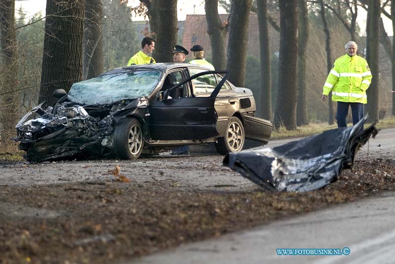 09011404.jpg - FOTOOPDRACHT:Dordrecht:14-01-2009:Bij een eenzijdige aanrijding op de provinialeweg raakte 1 persoon dodelijk gewond. over toedracht van het ongeval is nog niets bekend. de politie gaat een uit gebreid sporen onderzoek om de toedracht te achter halen.Deze digitale foto blijft eigendom van FOTOPERSBURO BUSINK. Wij hanteren de voorwaarden van het N.V.F. en N.V.J. Gebruik van deze foto impliceert dat u bekend bent  en akkoord gaat met deze voorwaarden bij publicatie.EB/ETIENNE BUSINK