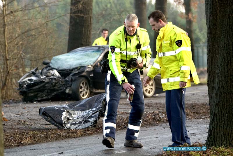 09011405.jpg - FOTOOPDRACHT:Dordrecht:14-01-2009:Bij een eenzijdige aanrijding op de provinialeweg raakte 1 persoon dodelijk gewond. over toedracht van het ongeval is nog niets bekend. de politie gaat een uit gebreid sporen onderzoek om de toedracht te achter halen.Deze digitale foto blijft eigendom van FOTOPERSBURO BUSINK. Wij hanteren de voorwaarden van het N.V.F. en N.V.J. Gebruik van deze foto impliceert dat u bekend bent  en akkoord gaat met deze voorwaarden bij publicatie.EB/ETIENNE BUSINK