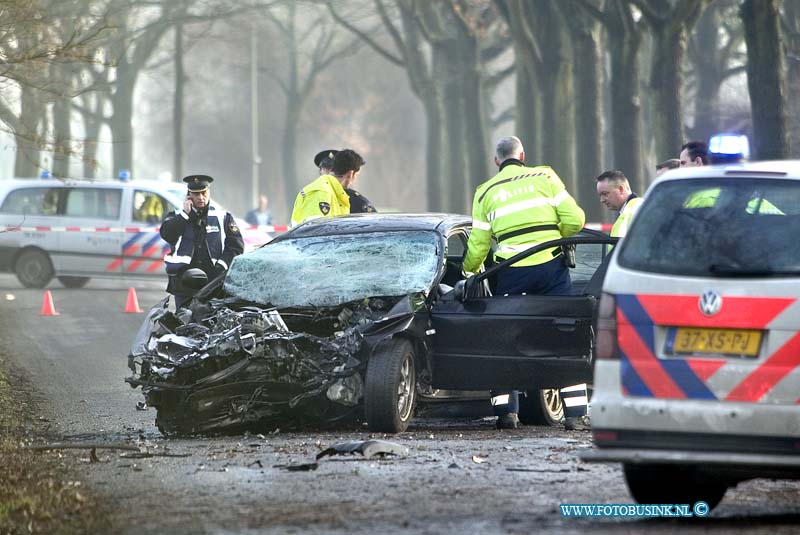 09011406.jpg - FOTOOPDRACHT:Dordrecht:14-01-2009:Bij een eenzijdige aanrijding op de provinialeweg raakte 1 persoon dodelijk gewond. over toedracht van het ongeval is nog niets bekend. de politie gaat een uit gebreid sporen onderzoek om de toedracht te achter halen.Deze digitale foto blijft eigendom van FOTOPERSBURO BUSINK. Wij hanteren de voorwaarden van het N.V.F. en N.V.J. Gebruik van deze foto impliceert dat u bekend bent  en akkoord gaat met deze voorwaarden bij publicatie.EB/ETIENNE BUSINK