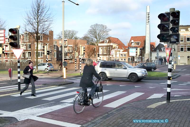 09011501.jpg - FOTOOPDRACHT:Dordrecht:15-01-2009:De stoplichten op de Spuiweg (op de kruising Spuiboulevard) gaan verdwijnen. Graag een mooie plaat van de stoplichten.Deze digitale foto blijft eigendom van FOTOPERSBURO BUSINK. Wij hanteren de voorwaarden van het N.V.F. en N.V.J. Gebruik van deze foto impliceert dat u bekend bent  en akkoord gaat met deze voorwaarden bij publicatie.EB/ETIENNE BUSINK