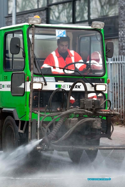 09011605.jpg - FOTOOPDRACHT:Dordrecht:16-01-2009:Netwerk schoon spuiten van wegdek bij peute oud papier aan de baanhoekweg metsproeiwagen omdat er papier stof door vrachtwagens op het alsfalt wordt geredenDeze digitale foto blijft eigendom van FOTOPERSBURO BUSINK. Wij hanteren de voorwaarden van het N.V.F. en N.V.J. Gebruik van deze foto impliceert dat u bekend bent  en akkoord gaat met deze voorwaarden bij publicatie.EB/ETIENNE BUSINK