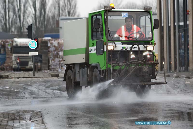 09011606.jpg - FOTOOPDRACHT:Dordrecht:16-01-2009:Netwerk schoon spuiten van wegdek bij peute oud papier aan de baanhoekweg metsproeiwagen omdat er papier stof door vrachtwagens op het alsfalt wordt geredenDeze digitale foto blijft eigendom van FOTOPERSBURO BUSINK. Wij hanteren de voorwaarden van het N.V.F. en N.V.J. Gebruik van deze foto impliceert dat u bekend bent  en akkoord gaat met deze voorwaarden bij publicatie.EB/ETIENNE BUSINK