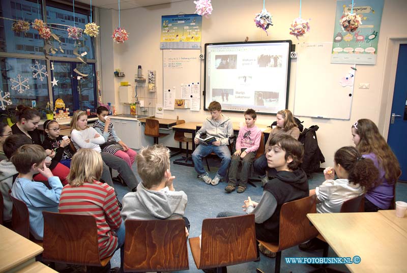 09012101.jpg - FOTOOPDRACHT:Zwijndrecht:21-01-2009:de hoofdrolspeler uit Oorlogswinter voorlezen bij een basisschool in Zwijndrecht. Graag een foto van deze jongen die de kinderen van groep zeven voorleestDeze digitale foto blijft eigendom van FOTOPERSBURO BUSINK. Wij hanteren de voorwaarden van het N.V.F. en N.V.J. Gebruik van deze foto impliceert dat u bekend bent  en akkoord gaat met deze voorwaarden bij publicatie.EB/ETIENNE BUSINK