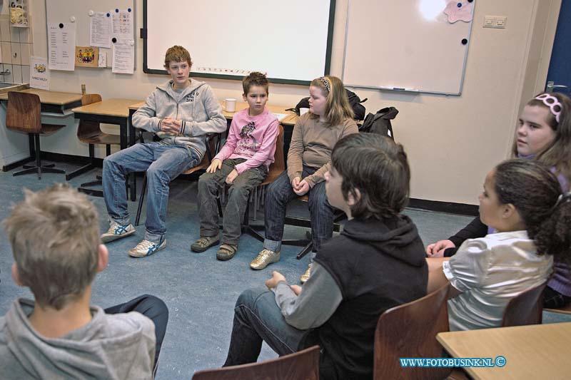 09012103.jpg - FOTOOPDRACHT:Zwijndrecht:21-01-2009:de hoofdrolspeler uit Oorlogswinter voorlezen bij een basisschool in Zwijndrecht. Graag een foto van deze jongen die de kinderen van groep zeven voorleestDeze digitale foto blijft eigendom van FOTOPERSBURO BUSINK. Wij hanteren de voorwaarden van het N.V.F. en N.V.J. Gebruik van deze foto impliceert dat u bekend bent  en akkoord gaat met deze voorwaarden bij publicatie.EB/ETIENNE BUSINK