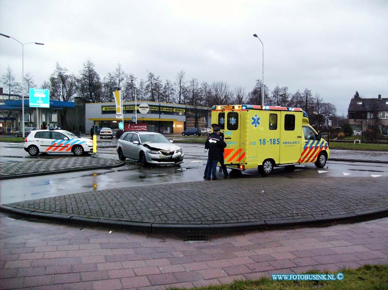 09012301.jpg - FOTOOPDRACHT:Papendrecht :23-01-2009:aanrijding personenauto's burgmeester keizerweg met gewondenDeze digitale foto blijft eigendom van FOTOPERSBURO BUSINK. Wij hanteren de voorwaarden van het N.V.F. en N.V.J. Gebruik van deze foto impliceert dat u bekend bent  en akkoord gaat met deze voorwaarden bij publicatie.EB/ETIENNE BUSINK