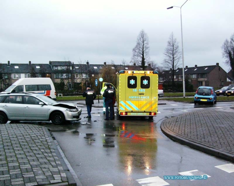 09012302.jpg - FOTOOPDRACHT:Papendrecht :23-01-2009:aanrijding personenauto's burgmeester keizerweg met gewondenDeze digitale foto blijft eigendom van FOTOPERSBURO BUSINK. Wij hanteren de voorwaarden van het N.V.F. en N.V.J. Gebruik van deze foto impliceert dat u bekend bent  en akkoord gaat met deze voorwaarden bij publicatie.EB/ETIENNE BUSINK