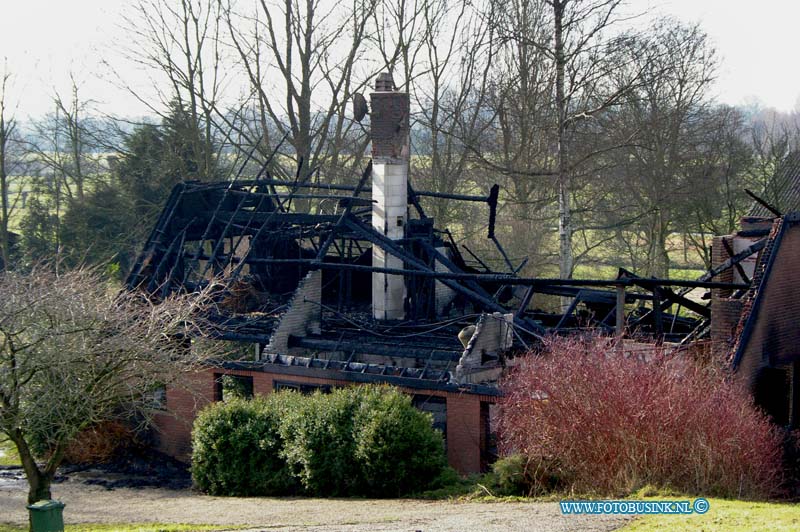 09012601.jpg - FOTOOPDRACHT:Groot Ammers:26-01-2009:WOONBOERDERIJ VERWOEST BIJ BRANDGROOT-AMMERS - Maandagochtend 26 januari rond 05.30 uur is er brand ontstaan in een woonboerderij aan de Gelkenes. De brandweer rukte snel uit maar kon niet voorkomen dat het vuur snel op zich heen greep en de woonboerderij in zijn geheel uitbrandde. Rond 07.30 uur werd het sein brand meester gegeven. De 77-jarige bewoner van het pand was bij het uitbreken van de brand niet aanwezig. Niemand raakte derhalve gewond. Bij inspectie door de milieu-inspectie bleek dat er asbestdeeltjes zijn vrijgekomen. Hulpverleners en directe omstanders zijn door de brandweer ontsmet. De gemeente Liesveld zal zich de komende uren samen met de milieu-inspectie en het Waterschap gaan beraden over mogelijk te ondernemen maatregelen. De oorzaak van de brand is niet bekend. Het onderzoek naar de brand zal worden ingesteld door medewerkers van de Unit Forensische Opsporing als de woning en het gebied daaromheen als veilig zullen worden vrijgegeven. De dijk is rond 05.30 uur afgezet om hulpdiensten de mogelijkheid te geven om veilig hun werk te kunnen doen. Deze afsluiting zal nog zeker tot 15.00 uur duren.Deze digitale foto blijft eigendom van FOTOPERSBURO BUSINK. Wij hanteren de voorwaarden van het N.V.F. en N.V.J. Gebruik van deze foto impliceert dat u bekend bent  en akkoord gaat met deze voorwaarden bij publicatie.EB/ETIENNE BUSINK