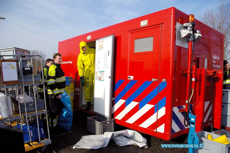 09012602.jpg - FOTOOPDRACHT:Groot Ammers:26-01-2009:WOONBOERDERIJ VERWOEST BIJ BRANDGROOT-AMMERS - Maandagochtend 26 januari rond 05.30 uur is er brand ontstaan in een woonboerderij aan de Gelkenes. De brandweer rukte snel uit maar kon niet voorkomen dat het vuur snel op zich heen greep en de woonboerderij in zijn geheel uitbrandde. Rond 07.30 uur werd het sein brand meester gegeven. De 77-jarige bewoner van het pand was bij het uitbreken van de brand niet aanwezig. Niemand raakte derhalve gewond. Bij inspectie door de milieu-inspectie bleek dat er asbestdeeltjes zijn vrijgekomen. Hulpverleners en directe omstanders zijn door de brandweer ontsmet. De gemeente Liesveld zal zich de komende uren samen met de milieu-inspectie en het Waterschap gaan beraden over mogelijk te ondernemen maatregelen. De oorzaak van de brand is niet bekend. Het onderzoek naar de brand zal worden ingesteld door medewerkers van de Unit Forensische Opsporing als de woning en het gebied daaromheen als veilig zullen worden vrijgegeven. De dijk is rond 05.30 uur afgezet om hulpdiensten de mogelijkheid te geven om veilig hun werk te kunnen doen. Deze afsluiting zal nog zeker tot 15.00 uur duren.Deze digitale foto blijft eigendom van FOTOPERSBURO BUSINK. Wij hanteren de voorwaarden van het N.V.F. en N.V.J. Gebruik van deze foto impliceert dat u bekend bent  en akkoord gaat met deze voorwaarden bij publicatie.EB/ETIENNE BUSINK