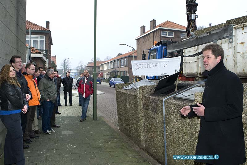 09012801.jpg - FOTOOPDRACHT:Dordrecht :28-01-2009:adres: de Tesselschadestraat - hoek Jacob Catsstraat Het is zover: in de buurten Emmaplein en Vierkant (Krispijn) zijn bovengrondse afvalcontainers verleden tijd. Sinds 22 januari maken bewoners gebruik van een ondergronds systeem.Deze ondergrondse containers passen beter in het straatbeeld dan de bovengrondse en nemen voor het zicht minder ruimte in. Daarnaast zijn de ondergrondse containers voorzien van een elektronisch slot. Bewoners kunnen dit slot openen met de huis aan huis verstuurde NetwerkPas. Netwerk gebruikt de sloten om het afval beter te kunnen verdelen over de verschillende containers. Verder stopt het illegaal gebruik van de containers door derden en is er straks voor iedereen voldoende capaciteit om restafval weg te gooien. Wethouder D.A. van Steensel zal samen met Netwerk nv de bovengrondse containers uit de Tesselschadestraat - hoek Jacob Catsstraat verwijderen. Dit gebeurt op woensdag 28 januari a.s. om 11:30 uur. U bent van harte uitgenodigd hierbij aanwezig te zijn. Na afloop van het officiële gedeelte is er gelegenheid om vragen te stellen, onder het genot van een kopje koffie of thee met iets lekkers. Begin 2010 zullen alle bovengrondse containers in Dordrecht vervangen zijn door ondergrondse. De planning is te volgen via www.netwerknv.nl.Deze digitale foto blijft eigendom van FOTOPERSBURO BUSINK. Wij hanteren de voorwaarden van het N.V.F. en N.V.J. Gebruik van deze foto impliceert dat u bekend bent  en akkoord gaat met deze voorwaarden bij publicatie.EB/ETIENNE BUSINK