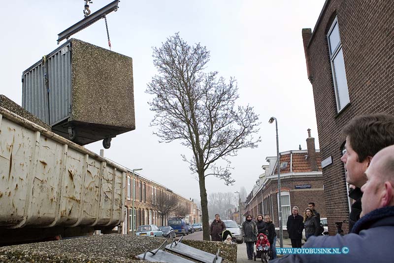 09012803.jpg - FOTOOPDRACHT:Dordrecht :28-01-2009:adres: de Tesselschadestraat - hoek Jacob Catsstraat Het is zover: in de buurten Emmaplein en Vierkant (Krispijn) zijn bovengrondse afvalcontainers verleden tijd. Sinds 22 januari maken bewoners gebruik van een ondergronds systeem.Deze ondergrondse containers passen beter in het straatbeeld dan de bovengrondse en nemen voor het zicht minder ruimte in. Daarnaast zijn de ondergrondse containers voorzien van een elektronisch slot. Bewoners kunnen dit slot openen met de huis aan huis verstuurde NetwerkPas. Netwerk gebruikt de sloten om het afval beter te kunnen verdelen over de verschillende containers. Verder stopt het illegaal gebruik van de containers door derden en is er straks voor iedereen voldoende capaciteit om restafval weg te gooien. Wethouder D.A. van Steensel zal samen met Netwerk nv de bovengrondse containers uit de Tesselschadestraat - hoek Jacob Catsstraat verwijderen. Dit gebeurt op woensdag 28 januari a.s. om 11:30 uur. U bent van harte uitgenodigd hierbij aanwezig te zijn. Na afloop van het officiële gedeelte is er gelegenheid om vragen te stellen, onder het genot van een kopje koffie of thee met iets lekkers. Begin 2010 zullen alle bovengrondse containers in Dordrecht vervangen zijn door ondergrondse. De planning is te volgen via www.netwerknv.nl.Deze digitale foto blijft eigendom van FOTOPERSBURO BUSINK. Wij hanteren de voorwaarden van het N.V.F. en N.V.J. Gebruik van deze foto impliceert dat u bekend bent  en akkoord gaat met deze voorwaarden bij publicatie.EB/ETIENNE BUSINK