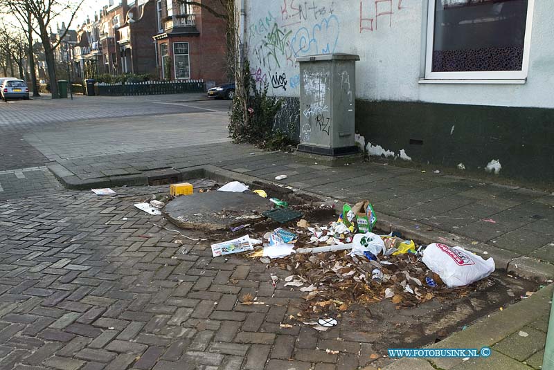 09013003.jpg - FOTOOPDRACHT:Dordrecht:30-01-2009:Het vuil dat achterblijft in de straaten waar de bovengrondse containers al zijn weggehaald ivm de nieuwe ondergrondse containers zo als in de rozenstraat.Deze digitale foto blijft eigendom van FOTOPERSBURO BUSINK. Wij hanteren de voorwaarden van het N.V.F. en N.V.J. Gebruik van deze foto impliceert dat u bekend bent  en akkoord gaat met deze voorwaarden bij publicatie.EB/ETIENNE BUSINK