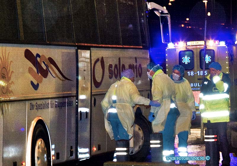 09020904.jpg - FOTOOPDRACHT:Dordrecht:09-02-2009: In een Duitse bus op de RW A15 ter hoogte van sliedrecht raakte aan het begin van de avond 38 ouderen personen uit Duitseland onwel. Er werdt grip 1 door de regionale brandweer en ambulance dienst afgekondigd en de Rijksweg A15 werd even afgezet, de bus werd na een 3 kwartier met de meeste passagiers over de afgezette RW A15 en de afgezet Rondweg N3 te Dordrecht naar het Albert zweitscherziekenhuis gereden al waar door een speciaal team de zieke mensen uit de bus werden gehaald en het ziekenhuis in gebracht werden. Wat de mensen precies hebben is nog onbekend. Er werdt door het ziekenhuis een speciaal team samen gesteld om de 38 mensen te behandelen. Deze digitale foto blijft eigendom van FOTOPERSBURO BUSINK. Wij hanteren de voorwaarden van het N.V.F. en N.V.J. Gebruik van deze foto impliceert dat u bekend bent  en akkoord gaat met deze voorwaarden bij publicatie.EB/ETIENNE BUSINK