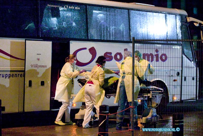 09020905.jpg - FOTOOPDRACHT:Dordrecht:09-02-2009: In een Duitse bus op de RW A15 ter hoogte van sliedrecht raakte aan het begin van de avond 38 ouderen personen uit Duitseland onwel. Er werdt grip 1 door de regionale brandweer en ambulance dienst afgekondigd en de Rijksweg A15 werd even afgezet, de bus werd na een 3 kwartier met de meeste passagiers over de afgezette RW A15 en de afgezet Rondweg N3 te Dordrecht naar het Albert zweitscherziekenhuis gereden al waar door een speciaal team de zieke mensen uit de bus werden gehaald en het ziekenhuis in gebracht werden. Wat de mensen precies hebben is nog onbekend. Er werdt door het ziekenhuis een speciaal team samen gesteld om de 38 mensen te behandelen. Deze digitale foto blijft eigendom van FOTOPERSBURO BUSINK. Wij hanteren de voorwaarden van het N.V.F. en N.V.J. Gebruik van deze foto impliceert dat u bekend bent  en akkoord gaat met deze voorwaarden bij publicatie.EB/ETIENNE BUSINK