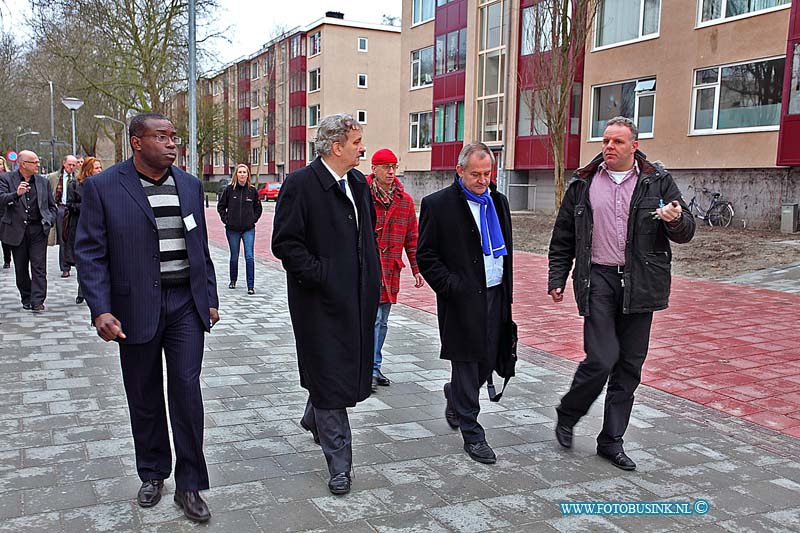 09020910.jpg - FOTOOPDRACHT:Dordrecht:09-02-2009:de nieuwe minister Eberhard van der Laan naar Crabbehof en Wielwijk voor een kennismakingsronde. Graag deze meneer op de foto, liefst in gesprek met bewoners. Hier is het programma: Programma 9 februari 2009: Wijkbezoeken Wielwijk en Crabbehof Wijkbezoek Wielwijk  14.30 uur Wandeling over Admiraalsplein en bezoek aan Kansenflat 15.00 uur Toelichting Wielwijk in de Markt, Admiraalsplein 403 in Wielwijk 15.35 uur Vertrek naar Crabbehof Wijkbezoek Crabbehof 15.45 uur Toelichting Crabbehof in Punt de Wereld, op de hoek van de WH Vliegenstraat en Colijnstraat in Crabbehof 16.30 uur Wandeling door Colijnstraat/Foyer Jan-Dirk Costeris, Errol Essajas, Gert Nobel en Aaike Kamsteeg geven de minister een rondleiding door de Colijnstraat/Foyer. Hierbij wordt contact gelegd met bewoners van de foyer en professionals. Deze digitale foto blijft eigendom van FOTOPERSBURO BUSINK. Wij hanteren de voorwaarden van het N.V.F. en N.V.J. Gebruik van deze foto impliceert dat u bekend bent  en akkoord gaat met deze voorwaarden bij publicatie.EB/ETIENNE BUSINK