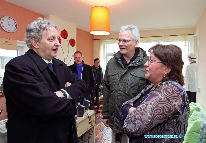 09020911.jpg - FOTOOPDRACHT:Dordrecht:09-02-2009:de nieuwe minister Eberhard van der Laan naar Crabbehof en Wielwijk voor een kennismakingsronde. Graag deze meneer op de foto, liefst in gesprek met bewoners. Hier is het programma: Programma 9 februari 2009: Wijkbezoeken Wielwijk en Crabbehof Wijkbezoek Wielwijk  14.30 uur Wandeling over Admiraalsplein en bezoek aan Kansenflat 15.00 uur Toelichting Wielwijk in de Markt, Admiraalsplein 403 in Wielwijk 15.35 uur Vertrek naar Crabbehof Wijkbezoek Crabbehof 15.45 uur Toelichting Crabbehof in Punt de Wereld, op de hoek van de WH Vliegenstraat en Colijnstraat in Crabbehof 16.30 uur Wandeling door Colijnstraat/Foyer Jan-Dirk Costeris, Errol Essajas, Gert Nobel en Aaike Kamsteeg geven de minister een rondleiding door de Colijnstraat/Foyer. Hierbij wordt contact gelegd met bewoners van de foyer en professionals. Deze digitale foto blijft eigendom van FOTOPERSBURO BUSINK. Wij hanteren de voorwaarden van het N.V.F. en N.V.J. Gebruik van deze foto impliceert dat u bekend bent  en akkoord gaat met deze voorwaarden bij publicatie.EB/ETIENNE BUSINK