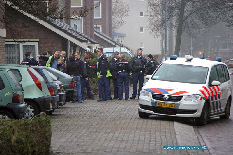09022202.jpg - FOTOOPDRACHT:Dordrecht:22-02-2009:DODE EN GEWONDE BIJ STEEKPARTIJ DORDRECHT  Een steekpartij zondagochtend 22 februari rond 6.30 uur aan de Troelstraweg heeft vooralsnog geleid tot twee vrouwelijke slachtoffers. Eén van de vrouwen is overleden, de andere is in gewonde toestand overgebracht naar het ziekenhuis. Deze vrouw verblijft nog steeds in het ziekenhuis. De politie is een onderzoek gestart. Daarbij wordt onder meer ter plaatse een forensisch onderzoek uitgevoerd. Daarnaast zet de politie alles in het werk om de dader(s) aan te houden Deze digitale foto blijft eigendom van FOTOPERSBURO BUSINK. Wij hanteren de voorwaarden van het N.V.F. en N.V.J. Gebruik van deze foto impliceert dat u bekend bent  en akkoord gaat met deze voorwaarden bij publicatie.EB/ETIENNE BUSINK