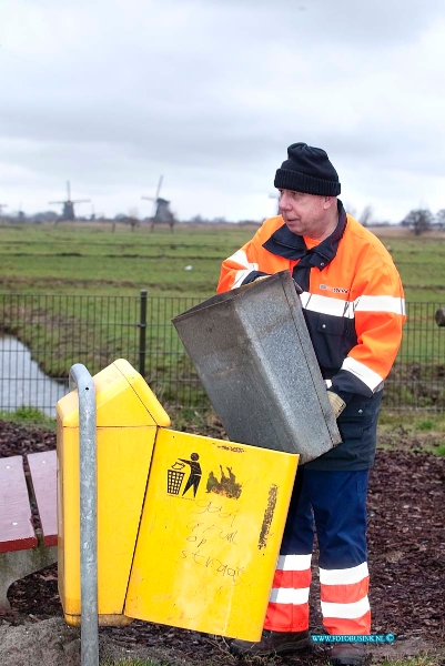 09022301.jpg - FOTOOPDRACHT:23-02-2009: Leo werkt alleen in Alblasserdam met zijn veegwagen, waar hij bakken leegt. Het leukste is op een aardige plek in AlblasserdamDeze digitale foto blijft eigendom van FOTOPERSBURO BUSINK. Wij hanteren de voorwaarden van het N.V.F. en N.V.J. Gebruik van deze foto impliceert dat u bekend bent  en akkoord gaat met deze voorwaarden bij publicatie.EB/ETIENNE BUSINK