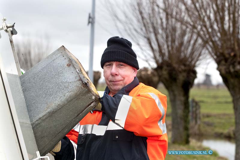 09022302.jpg - FOTOOPDRACHT:23-02-2009: Leo werkt alleen in Alblasserdam met zijn veegwagen, waar hij bakken leegt. Het leukste is op een aardige plek in AlblasserdamDeze digitale foto blijft eigendom van FOTOPERSBURO BUSINK. Wij hanteren de voorwaarden van het N.V.F. en N.V.J. Gebruik van deze foto impliceert dat u bekend bent  en akkoord gaat met deze voorwaarden bij publicatie.EB/ETIENNE BUSINK