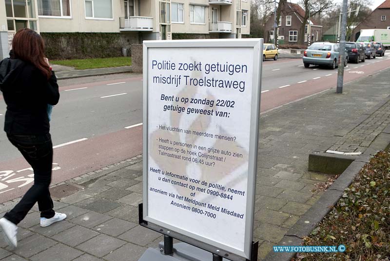 09022601.jpg - FOTOOPDRACHT:Dordrecht:26-02-2009:De politie gaat stoepborden plaatsen waarop een getuigeoproep is te lezen voor de steekpartij aan de Troelstraweg zondagochtend. talmaweg, groen van prinsterenwegDeze digitale foto blijft eigendom van FOTOPERSBURO BUSINK. Wij hanteren de voorwaarden van het N.V.F. en N.V.J. Gebruik van deze foto impliceert dat u bekend bent  en akkoord gaat met deze voorwaarden bij publicatie.EB/ETIENNE BUSINK