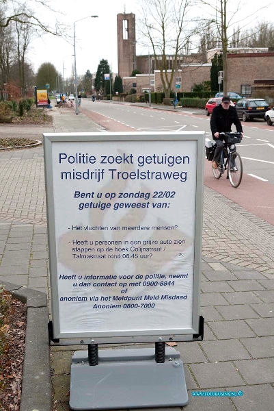 09022602.jpg - FOTOOPDRACHT:Dordrecht:26-02-2009:De politie gaat stoepborden plaatsen waarop een getuigeoproep is te lezen voor de steekpartij aan de Troelstraweg zondagochtend. talmaweg, groen van prinsterenwegDeze digitale foto blijft eigendom van FOTOPERSBURO BUSINK. Wij hanteren de voorwaarden van het N.V.F. en N.V.J. Gebruik van deze foto impliceert dat u bekend bent  en akkoord gaat met deze voorwaarden bij publicatie.EB/ETIENNE BUSINK