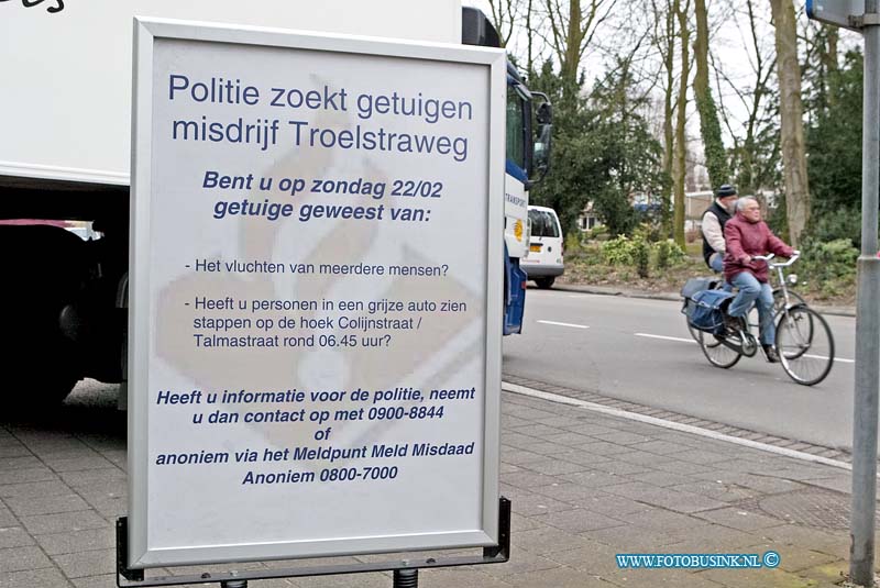 09022603.jpg - FOTOOPDRACHT:Dordrecht:26-02-2009:De politie gaat stoepborden plaatsen waarop een getuigeoproep is te lezen voor de steekpartij aan de Troelstraweg zondagochtend. talmaweg, groen van prinsterenwegDeze digitale foto blijft eigendom van FOTOPERSBURO BUSINK. Wij hanteren de voorwaarden van het N.V.F. en N.V.J. Gebruik van deze foto impliceert dat u bekend bent  en akkoord gaat met deze voorwaarden bij publicatie.EB/ETIENNE BUSINK