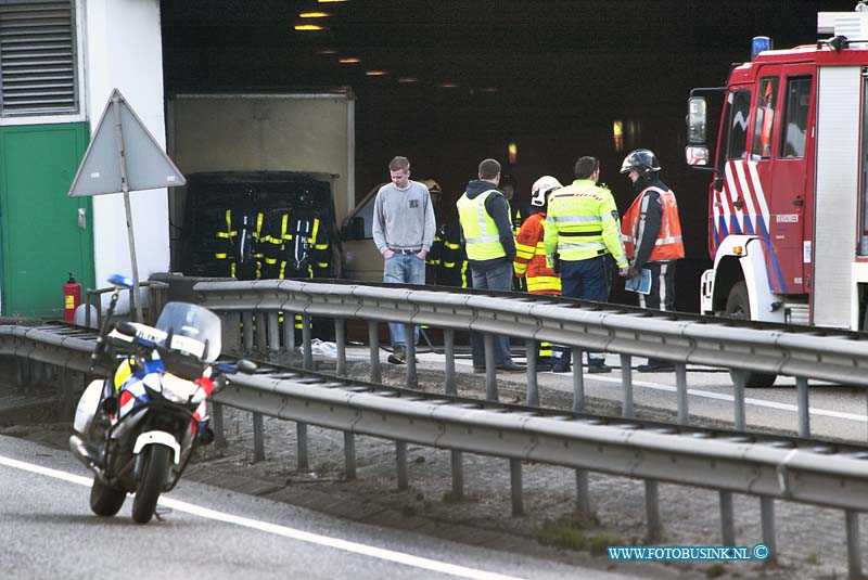 09030201.jpg - FOTOOPDRACHT:Zwijndrecht:02-03-2009:Auto brand een klein vrachtwagentje in de Drechttunnel meest linkse buis op de RW A16 richting Rotterdam linksebaan km raai 43.0Deze digitale foto blijft eigendom van FOTOPERSBURO BUSINK. Wij hanteren de voorwaarden van het N.V.F. en N.V.J. Gebruik van deze foto impliceert dat u bekend bent  en akkoord gaat met deze voorwaarden bij publicatie.EB/ETIENNE BUSINK