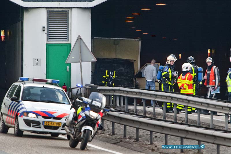 09030202.jpg - FOTOOPDRACHT:Zwijndrecht:02-03-2009:Auto brand een klein vrachtwagentje in de Drechttunnel meest linkse buis op de RW A16 richting Rotterdam linksebaan km raai 43.0Deze digitale foto blijft eigendom van FOTOPERSBURO BUSINK. Wij hanteren de voorwaarden van het N.V.F. en N.V.J. Gebruik van deze foto impliceert dat u bekend bent  en akkoord gaat met deze voorwaarden bij publicatie.EB/ETIENNE BUSINK