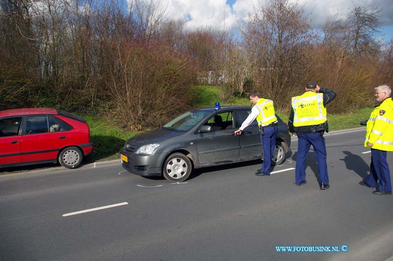 09031101.jpg - FOTOOPDRACHT:Dordrecht:11-03-2009:Een onopvallende politiewagen met een los zwaailicht wilde een auto laten stopen op de laan de verenigde naties en raakte betrokekn bij een aanrijding toe er iets fout ging. Over de toedracht en het hoe en wat wilde de politie niets bekend maken ook niet of de bestuurder gewond is en of hij is aan gehouden. er werd wel een sporen onderzoek ingesteld door de OVD van de politie ZHZDeze digitale foto blijft eigendom van FOTOPERSBURO BUSINK. Wij hanteren de voorwaarden van het N.V.F. en N.V.J. Gebruik van deze foto impliceert dat u bekend bent  en akkoord gaat met deze voorwaarden bij publicatie.EB/ETIENNE BUSINK