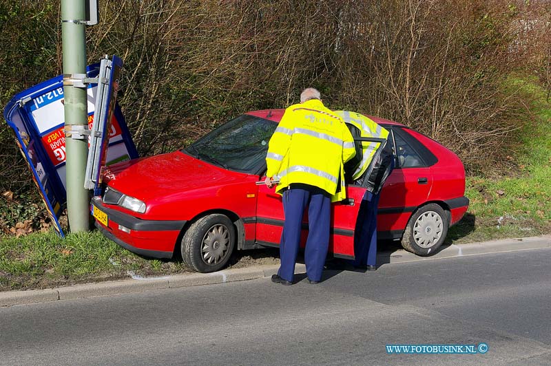 09031102.jpg - FOTOOPDRACHT:Dordrecht:11-03-2009:Een onopvallende politiewagen met een los zwaailicht wilde een auto laten stopen op de laan de verenigde naties en raakte betrokekn bij een aanrijding toe er iets fout ging. Over de toedracht en het hoe en wat wilde de politie niets bekend maken ook niet of de bestuurder gewond is en of hij is aan gehouden. er werd wel een sporen onderzoek ingesteld door de OVD van de politie ZHZDeze digitale foto blijft eigendom van FOTOPERSBURO BUSINK. Wij hanteren de voorwaarden van het N.V.F. en N.V.J. Gebruik van deze foto impliceert dat u bekend bent  en akkoord gaat met deze voorwaarden bij publicatie.EB/ETIENNE BUSINK