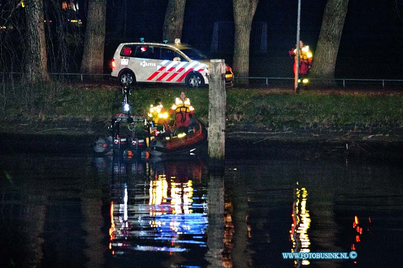 09031305.jpg - FOTOOPDRACHT:Dordrecht:13-03-2009:Vanavond kwam er een melding binnen bij de brandweer zhz dat er een man te water was in het wantij na bij de wantijbrug N3 en in de problemen bij de rondweg N3 te Dordrecht. de brandweer rukte met groot matrieel uit en stond op de rondweg N3 stil door hetd ruke verkeer op deze weg en de file die er ontstond, raakte een auto in de slib die tegen de vangreeil tot stil stand kwam, de bestuurder van de auto raakt zwaargewond en de rondwg N3 bij dordrecht raakte uren gestremd voor het v erkeer wat kilometers lange file opleverende. de man te water werdt niet aangetroffen.Deze digitale foto blijft eigendom van FOTOPERSBURO BUSINK. Wij hanteren de voorwaarden van het N.V.F. en N.V.J. Gebruik van deze foto impliceert dat u bekend bent  en akkoord gaat met deze voorwaarden bij publicatie.EB/ETIENNE BUSINK