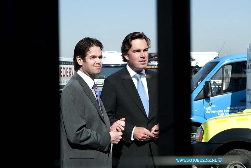 09032104.jpg - FOTOOPDRACHT:ALBLASSERDAM:21-03-2009 - Opening en bekend making van 1e beveiligde parkeerplaatsvrachtwagens en het verkeersbord door  minister Eurlings bij Transportbedrijf Maat Groep Nieuwlandparc 502 Deze digitale foto blijft eigendom van FOTOPERSBURO BUSINK. Wij hanteren de voorwaarden van het N.V.F. en N.V.J. Gebruik van deze foto impliceert dat u bekend bent  en akkoord gaat met deze voorwaarden bij publicatie.EB/ETIENNE BUSINK