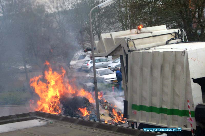 09032302.jpg - FOTOOPDRACHT:Zwijndrecht:23-03-2009:In Zwijndrecht aan de Vlaamsestraat is maandag ochtend Vuilnis in vuilniswagen in brand geraakt de bestuurder van de vuilnis auto storte het brandende vuil op straat om schade aan de vuilnisvrachtwagen te voor komen. de oorzaak van de brand is niet bekend, de brandweer blust het vuilnis en netwerk ruimde het verbrandehuisvuil weer op.Deze digitale foto blijft eigendom van FOTOPERSBURO BUSINK. Wij hanteren de voorwaarden van het N.V.F. en N.V.J. Gebruik van deze foto impliceert dat u bekend bent  en akkoord gaat met deze voorwaarden bij publicatie.EB/ETIENNE BUSINK