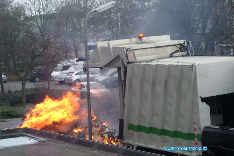 09032305.jpg - FOTOOPDRACHT:Zwijndrecht:23-03-2009:In Zwijndrecht aan de Vlaamsestraat is maandag ochtend Vuilnis in vuilniswagen in brand geraakt de bestuurder van de vuilnis auto storte het brandende vuil op straat om schade aan de vuilnisvrachtwagen te voor komen. de oorzaak van de brand is niet bekend, de brandweer blust het vuilnis en netwerk ruimde het verbrandehuisvuil weer op.Deze digitale foto blijft eigendom van FOTOPERSBURO BUSINK. Wij hanteren de voorwaarden van het N.V.F. en N.V.J. Gebruik van deze foto impliceert dat u bekend bent  en akkoord gaat met deze voorwaarden bij publicatie.EB/ETIENNE BUSINK