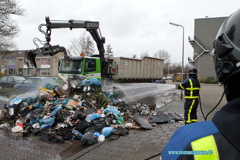 09032306.jpg - FOTOOPDRACHT:Zwijndrecht:23-03-2009:In Zwijndrecht aan de Vlaamsestraat is maandag ochtend Vuilnis in vuilniswagen in brand geraakt de bestuurder van de vuilnis auto storte het brandende vuil op straat om schade aan de vuilnisvrachtwagen te voor komen. de oorzaak van de brand is niet bekend, de brandweer blust het vuilnis en netwerk ruimde het verbrandehuisvuil weer op.Deze digitale foto blijft eigendom van FOTOPERSBURO BUSINK. Wij hanteren de voorwaarden van het N.V.F. en N.V.J. Gebruik van deze foto impliceert dat u bekend bent  en akkoord gaat met deze voorwaarden bij publicatie.EB/ETIENNE BUSINK