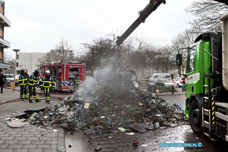 09032307.jpg - FOTOOPDRACHT:Zwijndrecht:23-03-2009:In Zwijndrecht aan de Vlaamsestraat is maandag ochtend Vuilnis in vuilniswagen in brand geraakt de bestuurder van de vuilnis auto storte het brandende vuil op straat om schade aan de vuilnisvrachtwagen te voor komen. de oorzaak van de brand is niet bekend, de brandweer blust het vuilnis en netwerk ruimde het verbrandehuisvuil weer op.Deze digitale foto blijft eigendom van FOTOPERSBURO BUSINK. Wij hanteren de voorwaarden van het N.V.F. en N.V.J. Gebruik van deze foto impliceert dat u bekend bent  en akkoord gaat met deze voorwaarden bij publicatie.EB/ETIENNE BUSINK