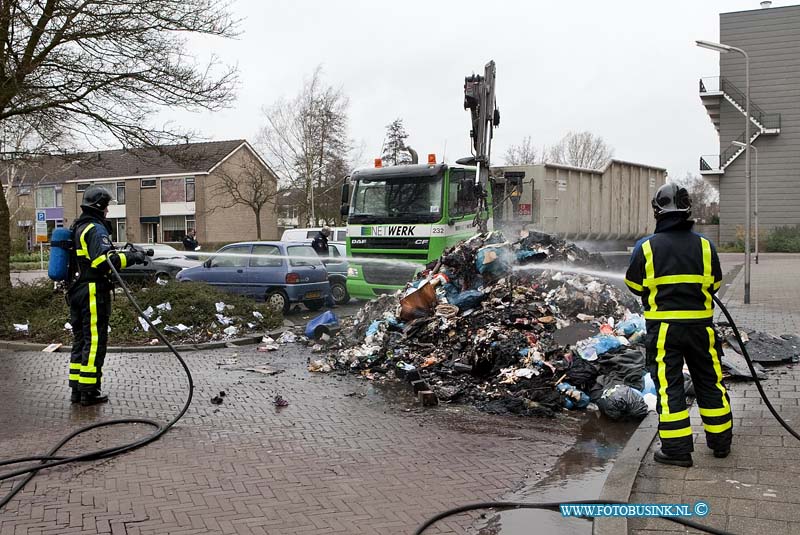 09032308.jpg - FOTOOPDRACHT:Zwijndrecht:23-03-2009:VUILNIS IN BRAND ZWIJNDRECHT  Op maandag 23 maart is op de Vlaamsestraat in Zwijndrecht brand uitgebroken in een vuilniswagen met open laadbak. De bestuurder heeft het brandende vuil op straat gestort, waarna de brandweer het heeft geblust. Hoe de brand kon ontstaan, is nog onbekend.Deze digitale foto blijft eigendom van FOTOPERSBURO BUSINK. Wij hanteren de voorwaarden van het N.V.F. en N.V.J. Gebruik van deze foto impliceert dat u bekend bent  en akkoord gaat met deze voorwaarden bij publicatie.EB/ETIENNE BUSINK