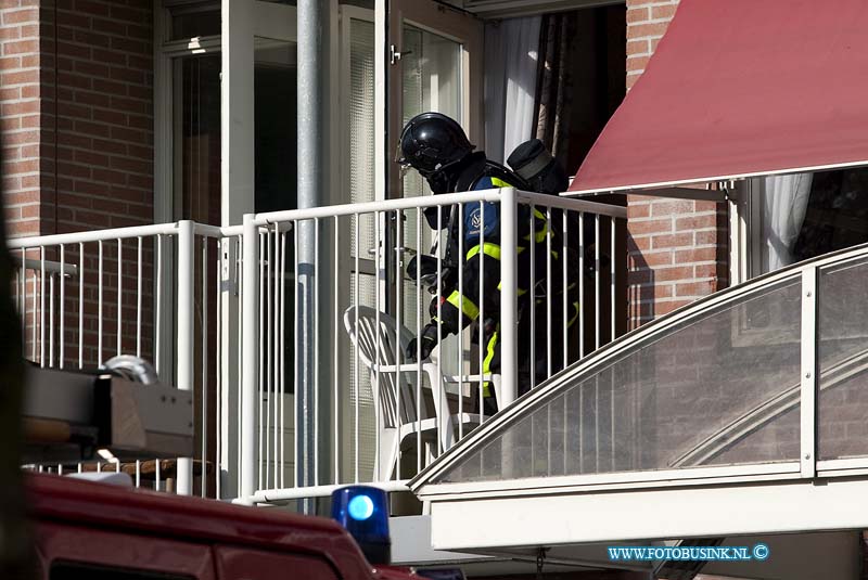 09033001.jpg - FOTOOPDRACHT:Dordrecht:30-03-2009:BRAND IN VERZORGINGSTEHUIS SNEL MEESTER  DORDRECHT- Bij een brand in een verzorgingstehuis aan de Bankastraat is maandagmiddag 30 maart niemand gewond geraakt.  De brand ontstond rond 17.30 uur in een woning van het verzorgingstehuis waarna het sein middelbrand werd afgekondigd. De brandweer had het vuur snel onder controle en het aanwezige BedrijfsHulpVerlenings  personeelslid trad zeer kordaat op waardoor erger kon worden voorkomen. Tien personen zijn door het toegesnelde ambulancepersoneel onderzocht maar hoefden niet meer naar het ziekenhuis. Het is onbekend hoe de brand is ontstaan. De bewoners van de etage waar de brand had gewoed konden na goed ventileren na een uur weer hun woningen in. Deze digitale foto blijft eigendom van FOTOPERSBURO BUSINK. Wij hanteren de voorwaarden van het N.V.F. en N.V.J. Gebruik van deze foto impliceert dat u bekend bent  en akkoord gaat met deze voorwaarden bij publicatie.EB/ETIENNE BUSINK