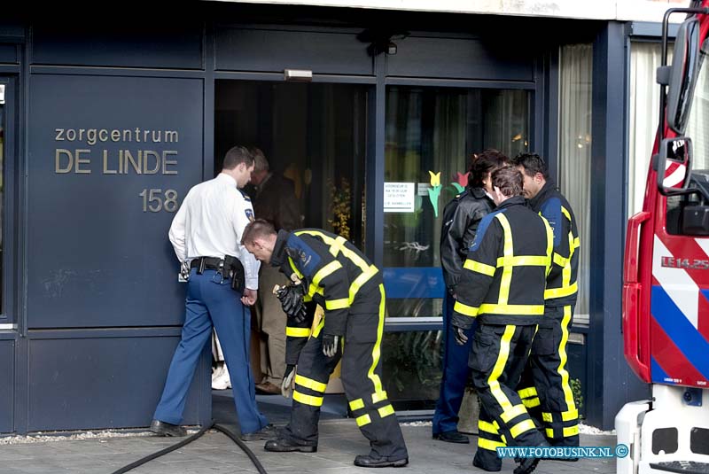 09033005.jpg - FOTOOPDRACHT:Dordrecht:30-03-2009:BRAND IN VERZORGINGSTEHUIS SNEL MEESTER  DORDRECHT- Bij een brand in een verzorgingstehuis aan de Bankastraat is maandagmiddag 30 maart niemand gewond geraakt.  De brand ontstond rond 17.30 uur in een woning van het verzorgingstehuis waarna het sein middelbrand werd afgekondigd. De brandweer had het vuur snel onder controle en het aanwezige BedrijfsHulpVerlenings  personeelslid trad zeer kordaat op waardoor erger kon worden voorkomen. Tien personen zijn door het toegesnelde ambulancepersoneel onderzocht maar hoefden niet meer naar het ziekenhuis. Het is onbekend hoe de brand is ontstaan. De bewoners van de etage waar de brand had gewoed konden na goed ventileren na een uur weer hun woningen in. Deze digitale foto blijft eigendom van FOTOPERSBURO BUSINK. Wij hanteren de voorwaarden van het N.V.F. en N.V.J. Gebruik van deze foto impliceert dat u bekend bent  en akkoord gaat met deze voorwaarden bij publicatie.EB/ETIENNE BUSINK
