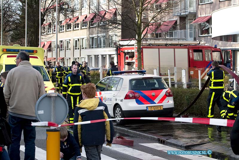 09033006.jpg - FOTOOPDRACHT:Dordrecht:30-03-2009:BRAND IN VERZORGINGSTEHUIS SNEL MEESTER  DORDRECHT- Bij een brand in een verzorgingstehuis aan de Bankastraat is maandagmiddag 30 maart niemand gewond geraakt.  De brand ontstond rond 17.30 uur in een woning van het verzorgingstehuis waarna het sein middelbrand werd afgekondigd. De brandweer had het vuur snel onder controle en het aanwezige BedrijfsHulpVerlenings  personeelslid trad zeer kordaat op waardoor erger kon worden voorkomen. Tien personen zijn door het toegesnelde ambulancepersoneel onderzocht maar hoefden niet meer naar het ziekenhuis. Het is onbekend hoe de brand is ontstaan. De bewoners van de etage waar de brand had gewoed konden na goed ventileren na een uur weer hun woningen in. Deze digitale foto blijft eigendom van FOTOPERSBURO BUSINK. Wij hanteren de voorwaarden van het N.V.F. en N.V.J. Gebruik van deze foto impliceert dat u bekend bent  en akkoord gaat met deze voorwaarden bij publicatie.EB/ETIENNE BUSINK